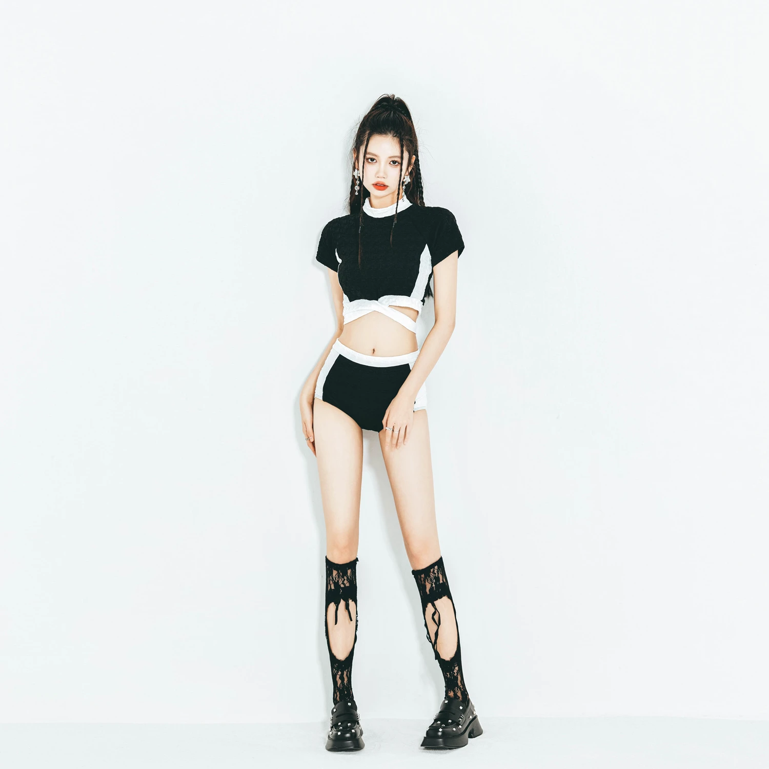 Black and white contrast color short sleeve round neck open back high waist handsome hot girl split Bikini Swimsuit
Black and white contrast color short sleeve round neck open back high waist handsome hot girl split Bikini Swimsuit
