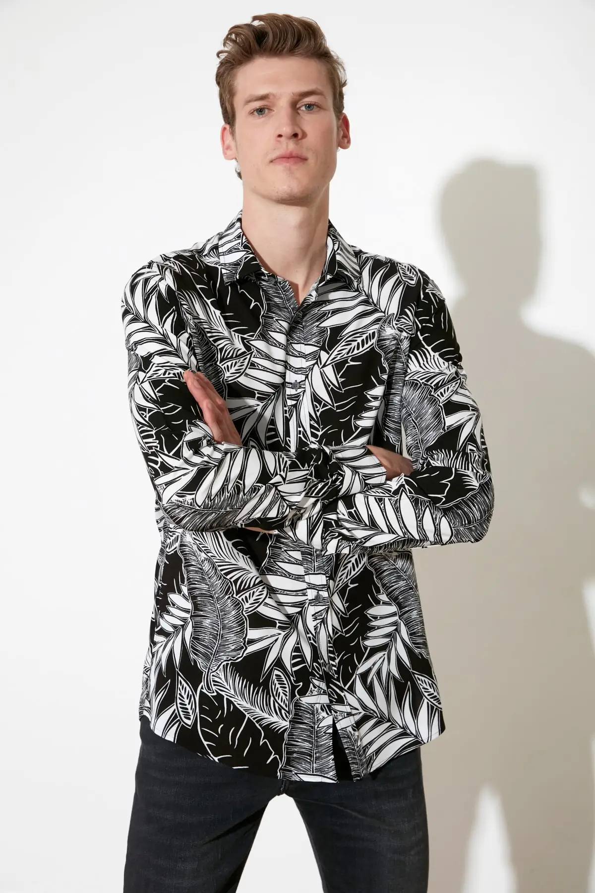 Trendyol Men Leaf Pattern Long-Sleeve Shirt TMNSS20GO0178 
Trendyol Men Leaf Pattern Long-Sleeve Shirt TMNSS20GO0178