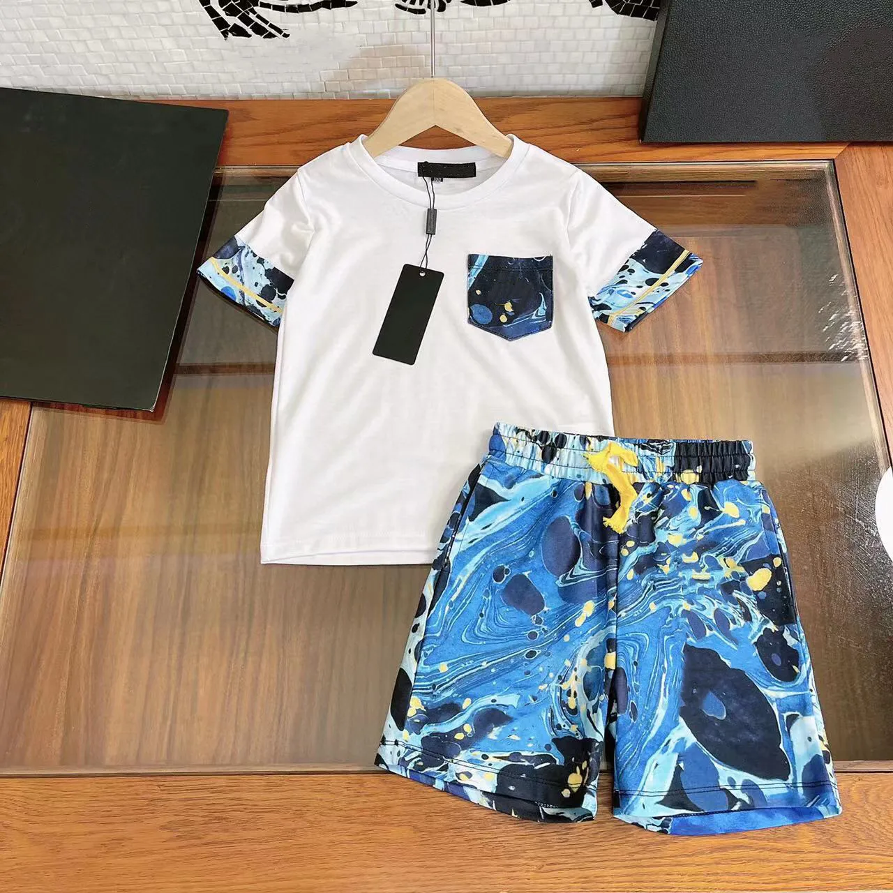 2022 Summer high quality fashion brand cotton splicing round neck T-shirt + printed shorts two piece boys' suit
2022 Summer high quality fashion brand cotton splicing round neck T-shirt + printed shorts two piece boys' suit