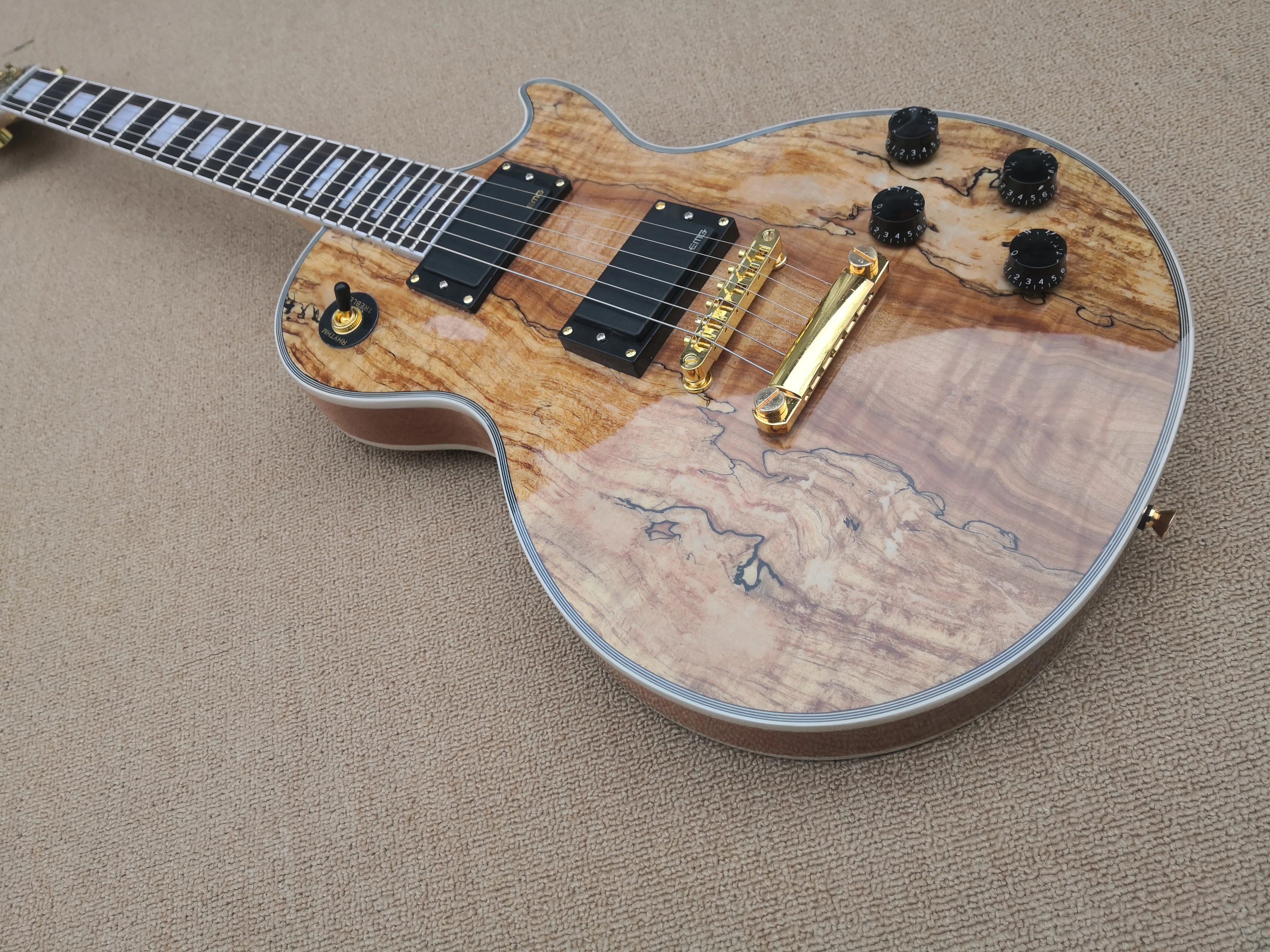 Classic electric guitar, double-sided patterned mahogany body, black pickup, gold bridge,
Classic electric guitar, double-sided patterned mahogany body, black pickup, gold bridge,