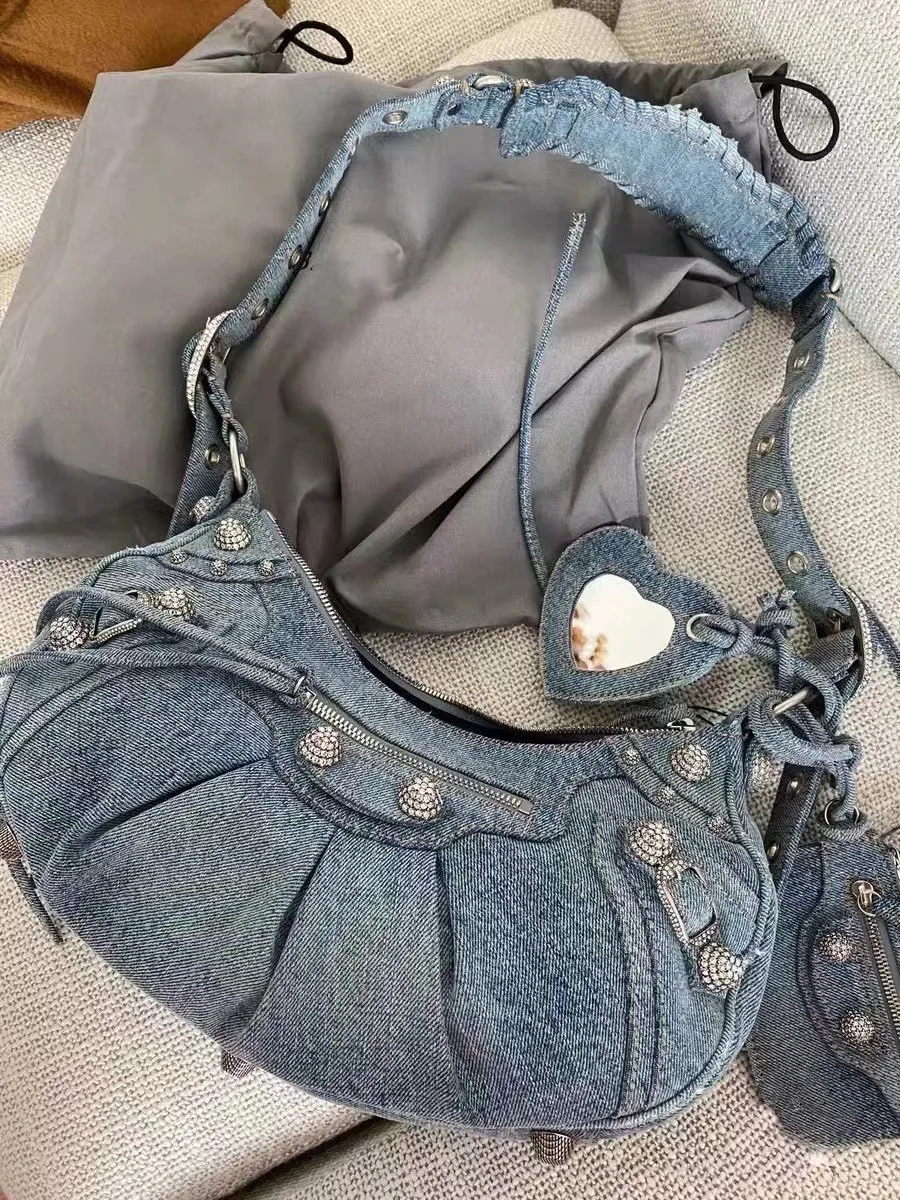 Luxury Designer hand Bag Women brand Diamond Riveted Shoulder Messenger bags ladies Rhinestones handbag Girl Tote Purse Card sac
Luxury Designer hand Bag Women brand Diamond Riveted Shoulder Messenger bags ladies Rhinestones handbag Girl Tote Purse Card sac