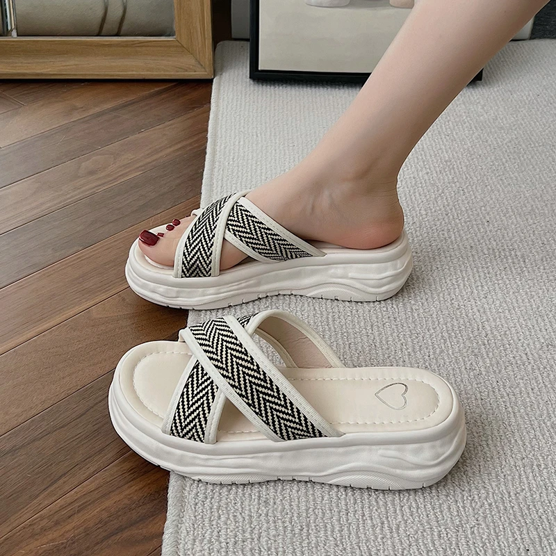 

2023 new style can be wearing fashion loose cake thick bottom leisure versic beach cold slippers women