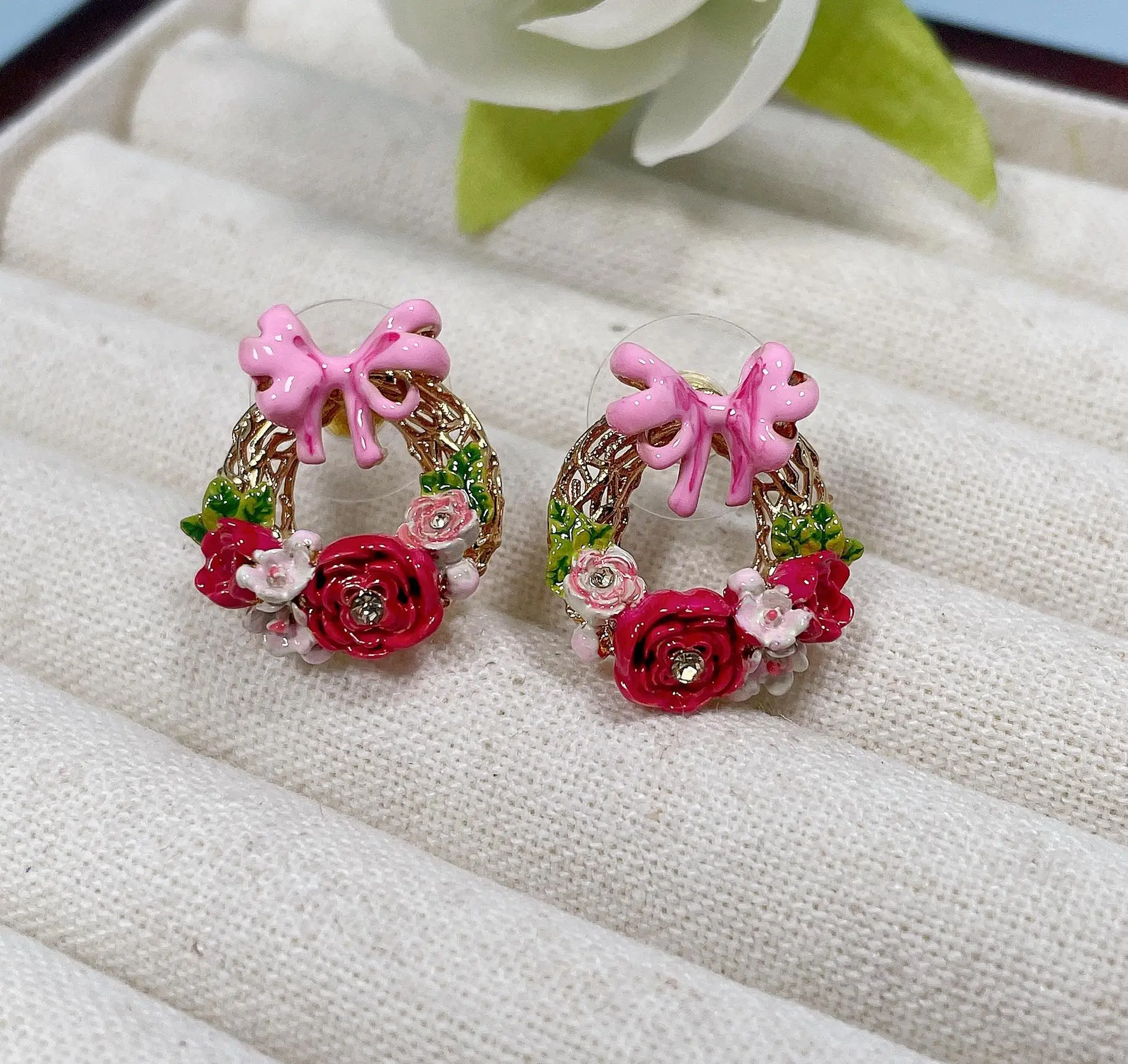 French Hand Enamel Montmartre Pink Rose Green Leaf Round Fence Hollowed Out Ear Studs Romantic Fashion Jewelry
French Hand Enamel Montmartre Pink Rose Green Leaf Round Fence Hollowed Out Ear Studs Romantic Fashion Jewelry