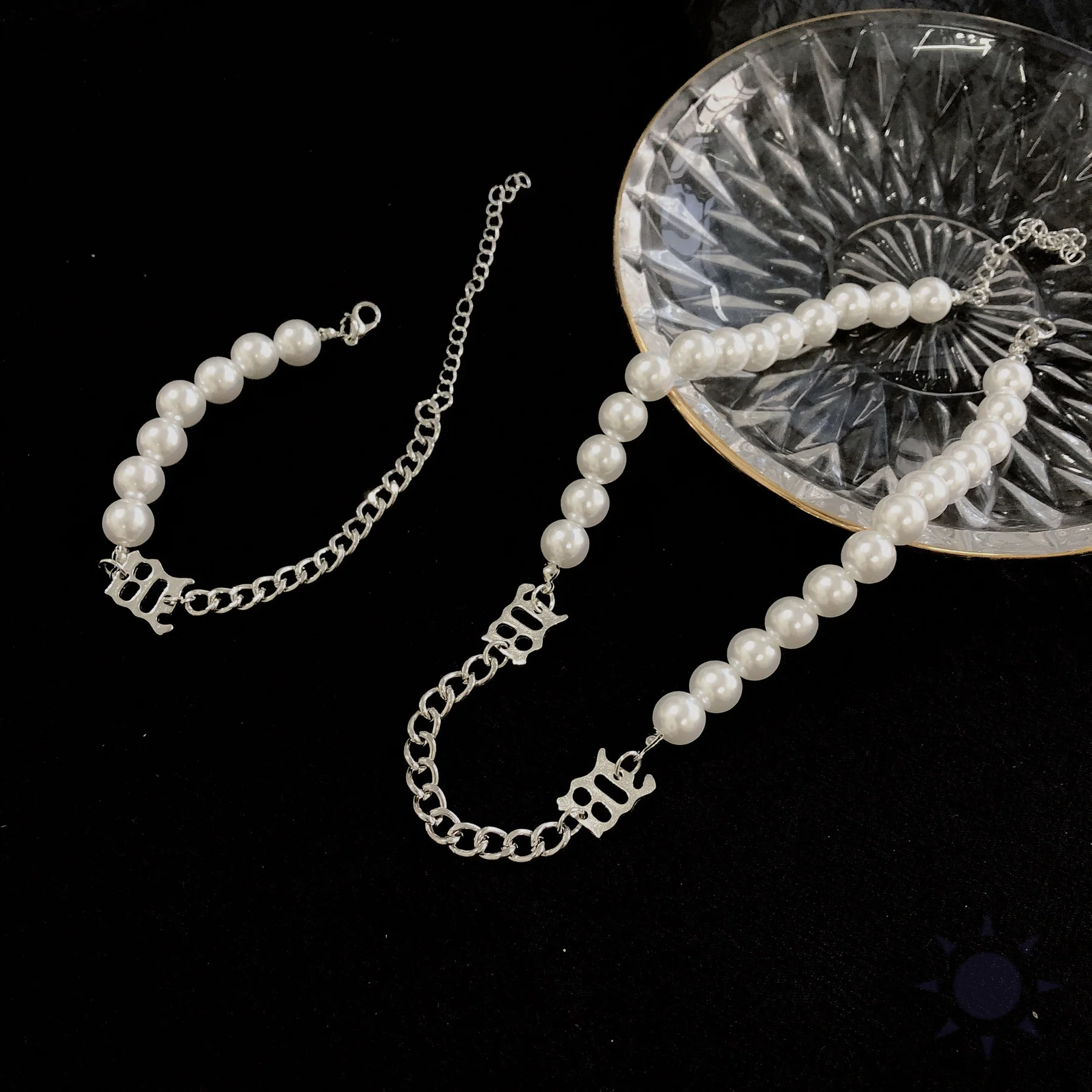 Pearl Letter Friends Chain Necklace for Women Gothic Accessories Bracelet for Women Women's Neck Chain Vintage Punk Kpop
Pearl Letter Friends Chain Necklace for Women Gothic Accessories Bracelet for Women Women's Neck Chain Vintage Punk Kpop