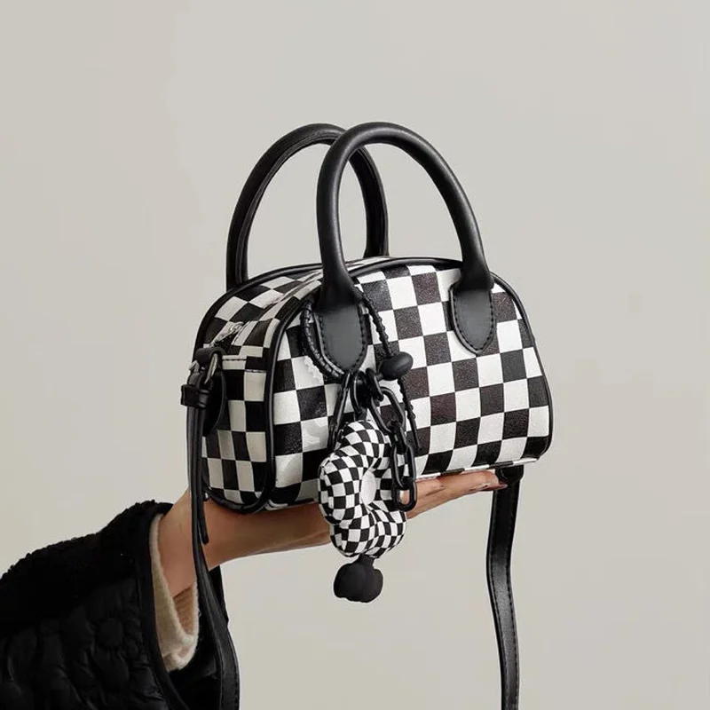 Fashion Black White Plaid Boston Bag Checkerboard Small Handbags For Women With Flower Pendant Messenger Bag Female Womens Pouch
Fashion Black White Plaid Boston Bag Checkerboard Small Handbags For Women With Flower Pendant Messenger Bag Female Womens Pouch