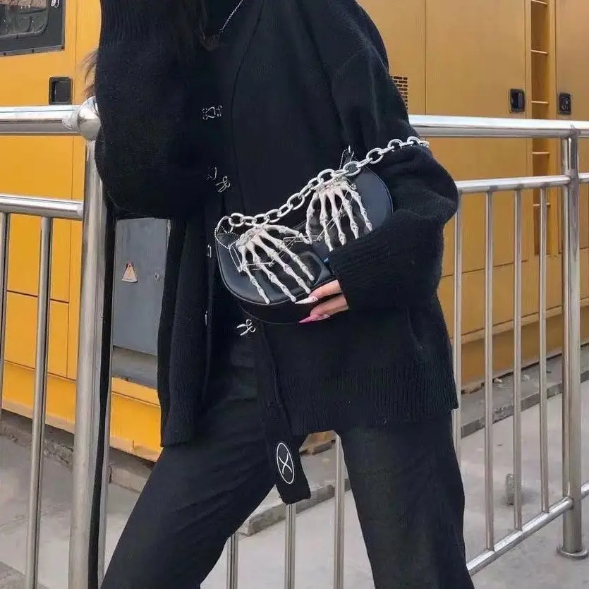 Harajuku Gothic Shoulder Bag Y2K Sweet Cool Girls Skull Dumpling Crossbody Messenger Bag Women Chain Hand Bone Handbags Clip Bag
Harajuku Gothic Shoulder Bag Y2K Sweet Cool Girls Skull Dumpling Crossbody Messenger Bag Women Chain Hand Bone Handbags Clip Bag