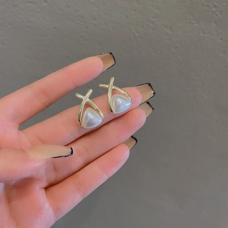 New Simple Cross Golden Triangle Pearl Earrings For Women Retro Personality Fashion Earrings Wedding Jewelry Birthday Gifts
New Simple Cross Golden Triangle Pearl Earrings For Women Retro Personality Fashion Earrings Wedding Jewelry Birthday Gifts