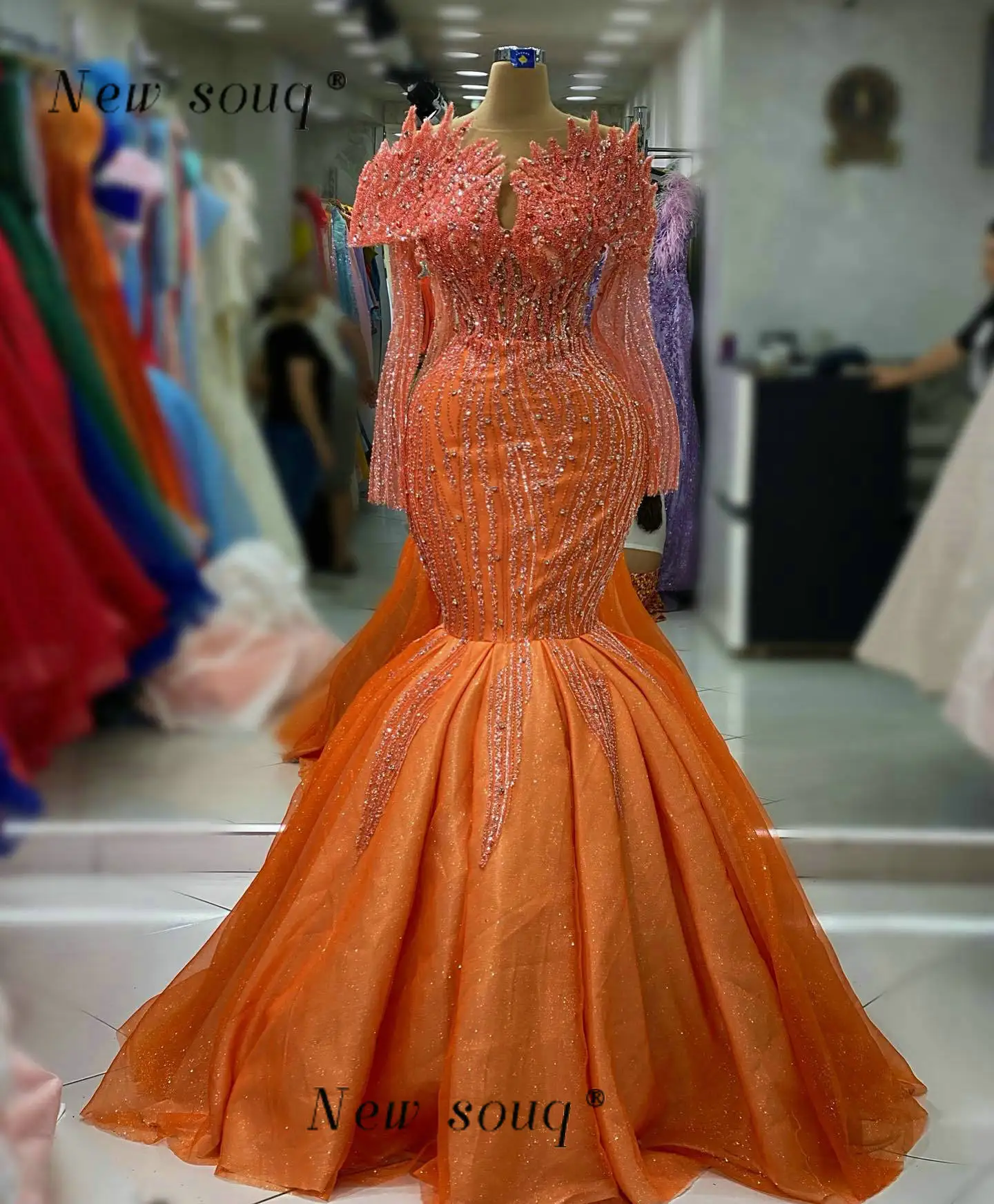 Dubai Orange Sparkly Long Sleeves Mermaid Evening Dresses Saudi Arabia Beaded Crystals Formal Gowns Wedding Guest Party Wear
Dubai Orange Sparkly Long Sleeves Mermaid Evening Dresses Saudi Arabia Beaded Crystals Formal Gowns Wedding Guest Party Wear