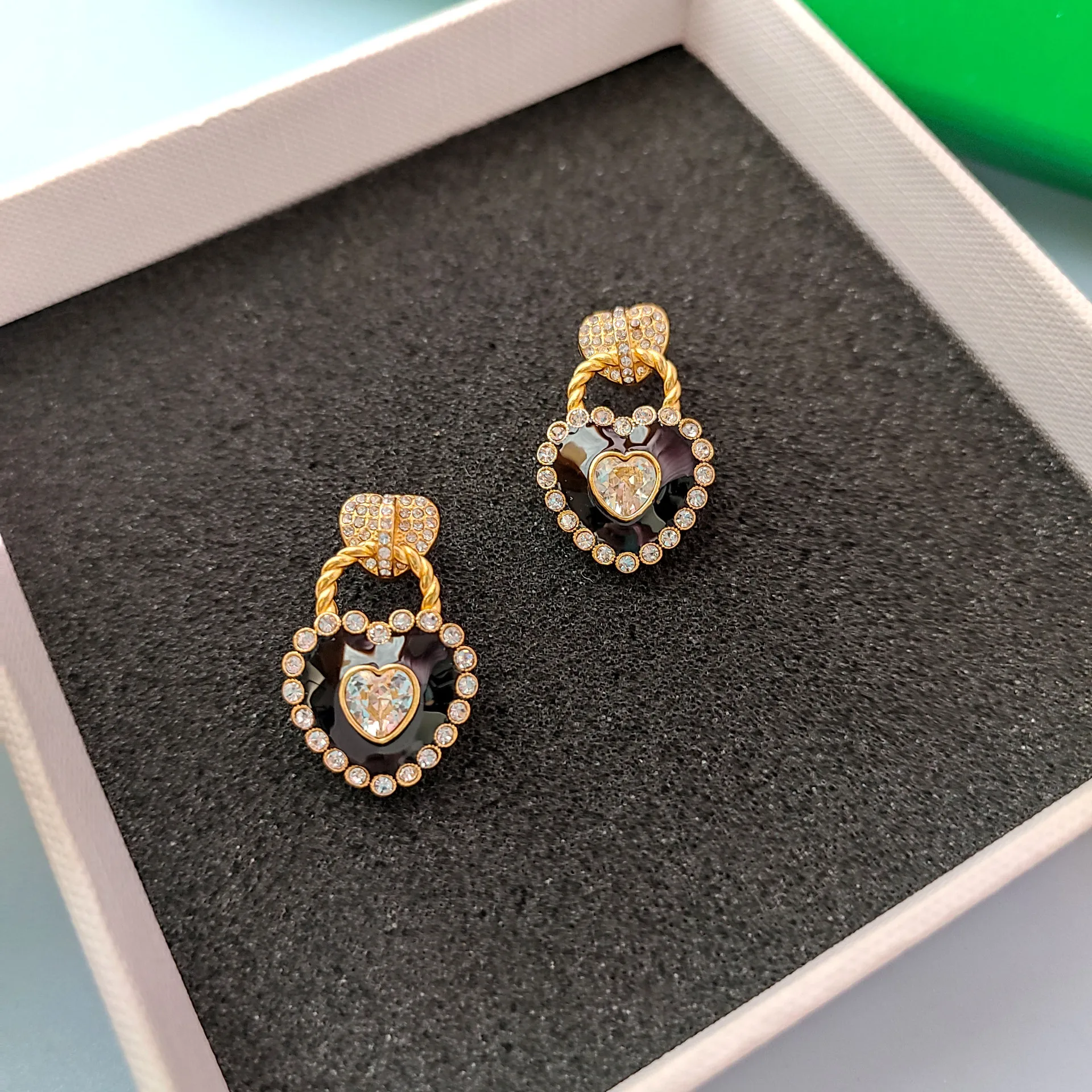BV Luxury Fashion Designer French Golden Heart Stud Earrings for Women 2022 Vintage Trend For Christmas Black Jewelry Gift
BV Luxury Fashion Designer French Golden Heart Stud Earrings for Women 2022 Vintage Trend For Christmas Black Jewelry Gift