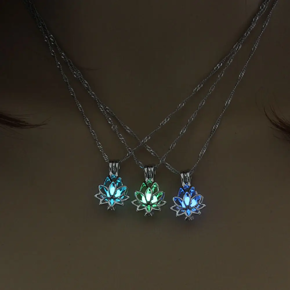 Choker Trendy Adjustable Pendant Necklace Luminous Necklace Jewelry Gifts Lotus Flower Shaped Necklace Glow in the Dark
Choker Trendy Adjustable Pendant Necklace Luminous Necklace Jewelry Gifts Lotus Flower Shaped Necklace Glow in the Dark
