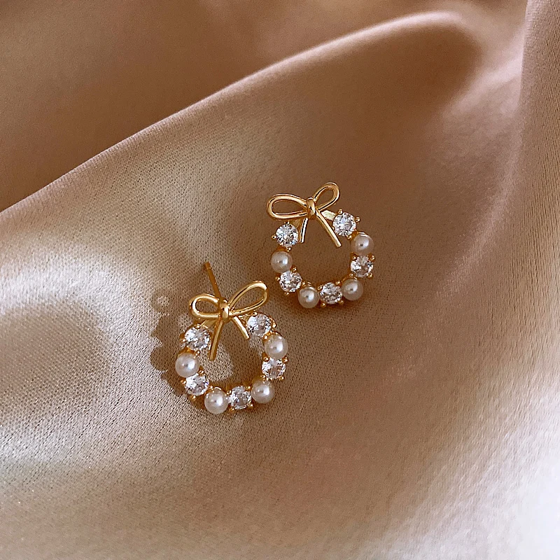 Crystal Pearl Small Butterfly Bow Stud Earrings for Women Korean Fashion Rhinestone Geometric Statement Party Jewelry Gifts
Crystal Pearl Small Butterfly Bow Stud Earrings for Women Korean Fashion Rhinestone Geometric Statement Party Jewelry Gifts