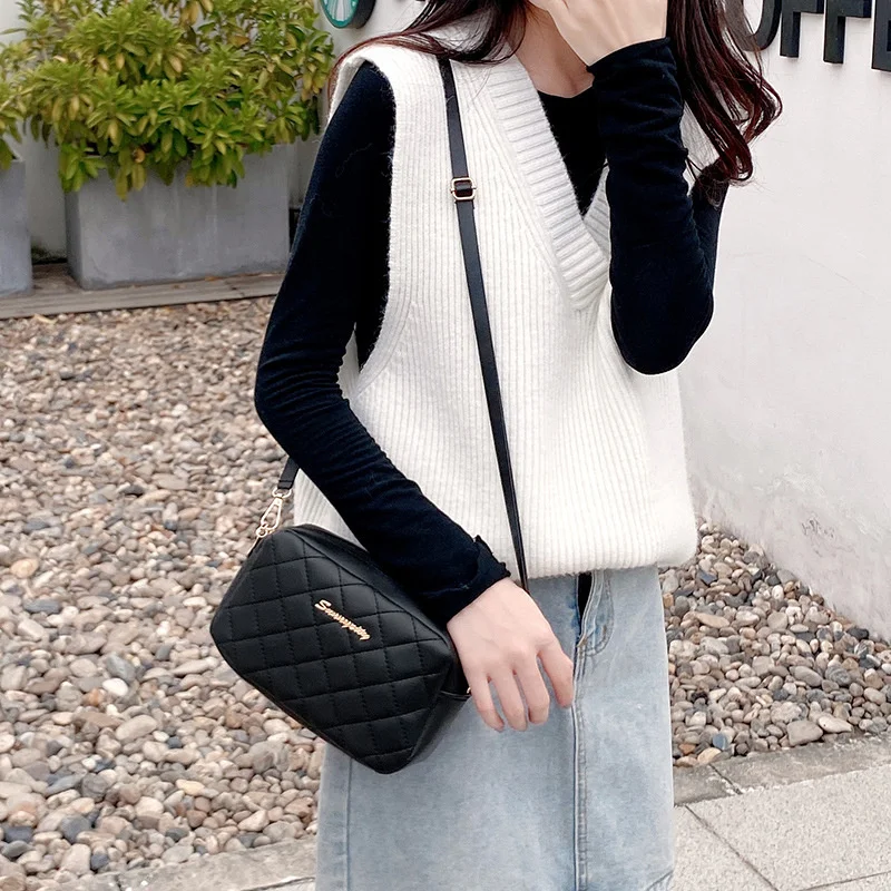 Fashion embroidery women's shoulder bag, small pengpeng messenger bag, shoulder bag with camera chain, 2021
Fashion embroidery women's shoulder bag, small pengpeng messenger bag, shoulder bag with camera chain, 2021