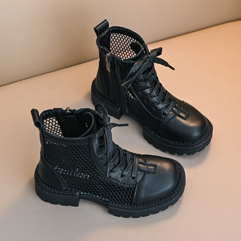 2022 Summer Martin Boots for Kids Girls Children Fashion Pearl Metal Chains Chic Glossy Leather Waterproof Short Girls Boots
2022 Summer Martin Boots for Kids Girls Children Fashion Pearl Metal Chains Chic Glossy Leather Waterproof Short Girls Boots