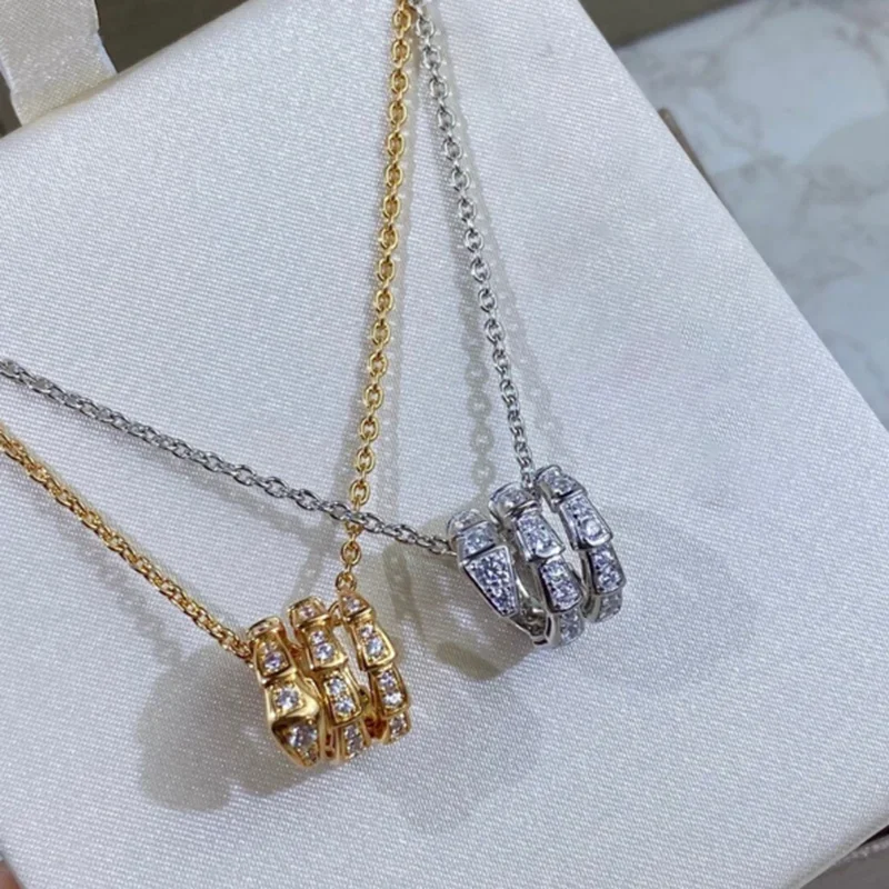 Женское колье из серебра 925 пробы
Женское колье из серебра 925 пробы