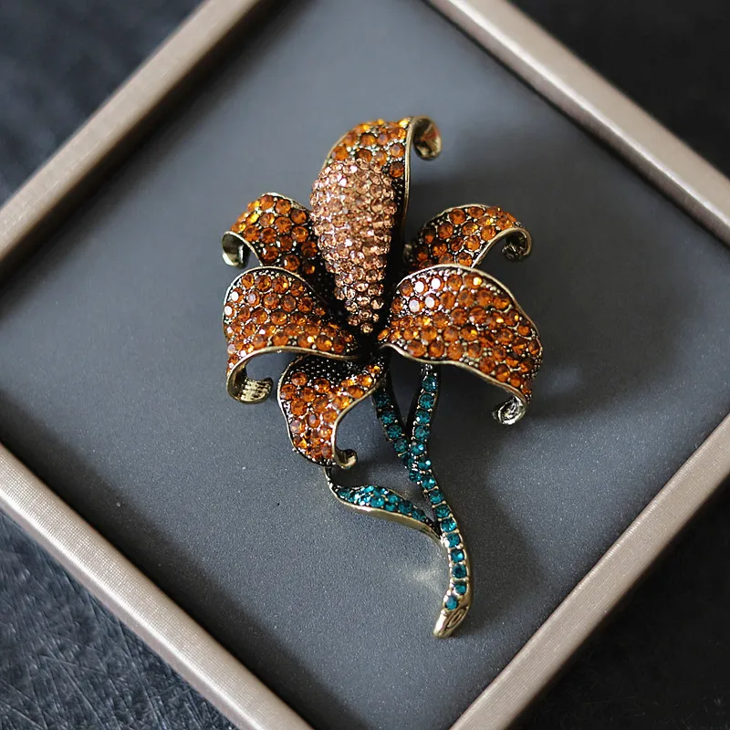 Rhinestone lily brooch Retro heavy industry style flower brooch dress coat corsage accessories
Rhinestone lily brooch Retro heavy industry style flower brooch dress coat corsage accessories