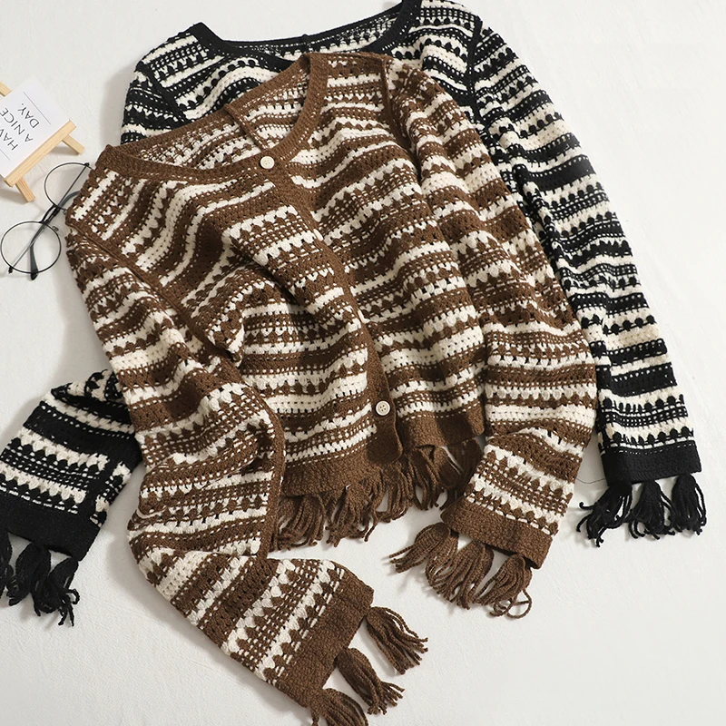 Женский свитер с длинным рукавом, круглым вырезом и кисточками
Женский свитер с длинным рукавом, круглым вырезом и кисточками