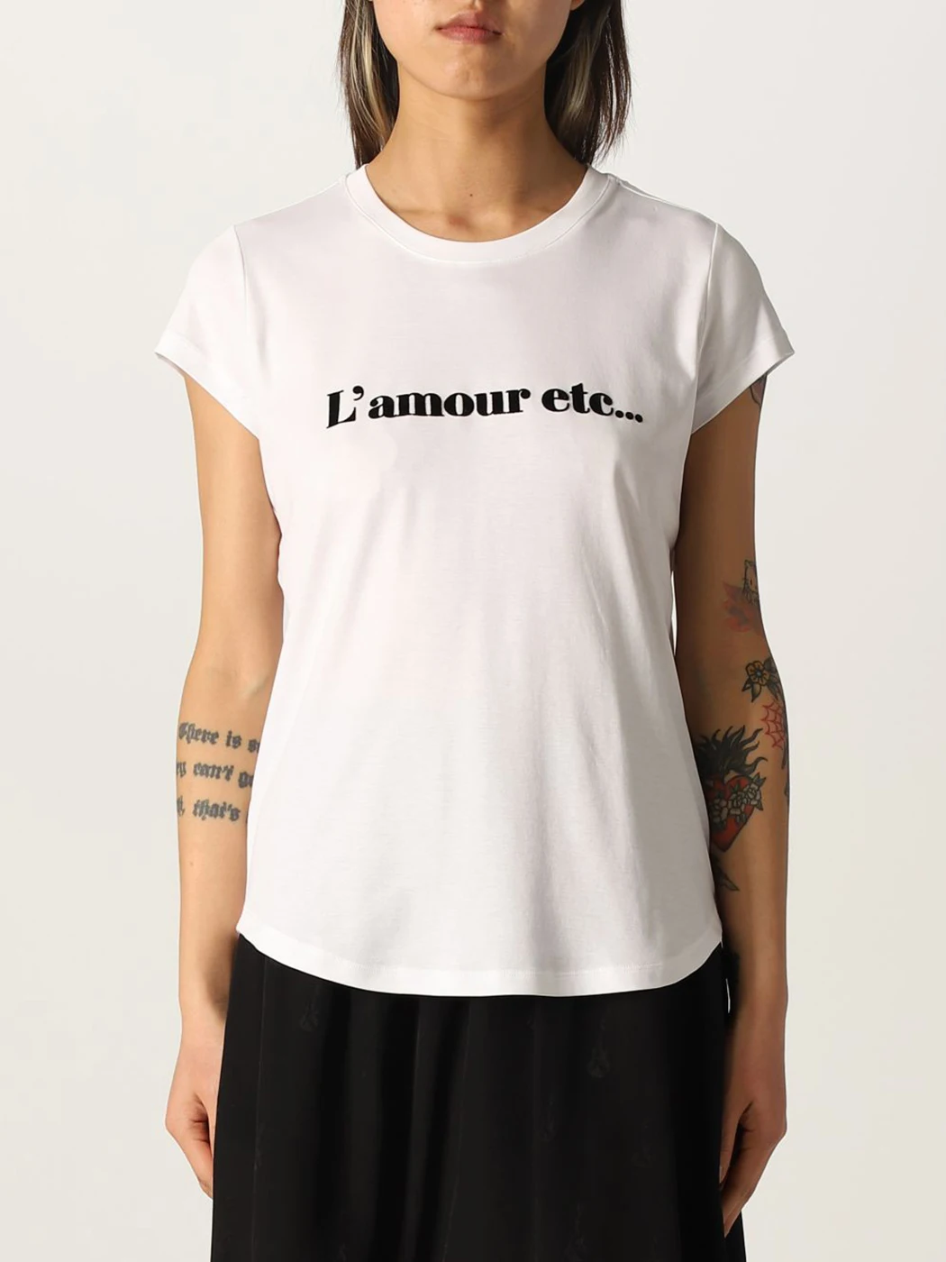 Женская футболка с коротким рукавом, круглым вырезом и надписью
Женская футболка с коротким рукавом, круглым вырезом и надписью