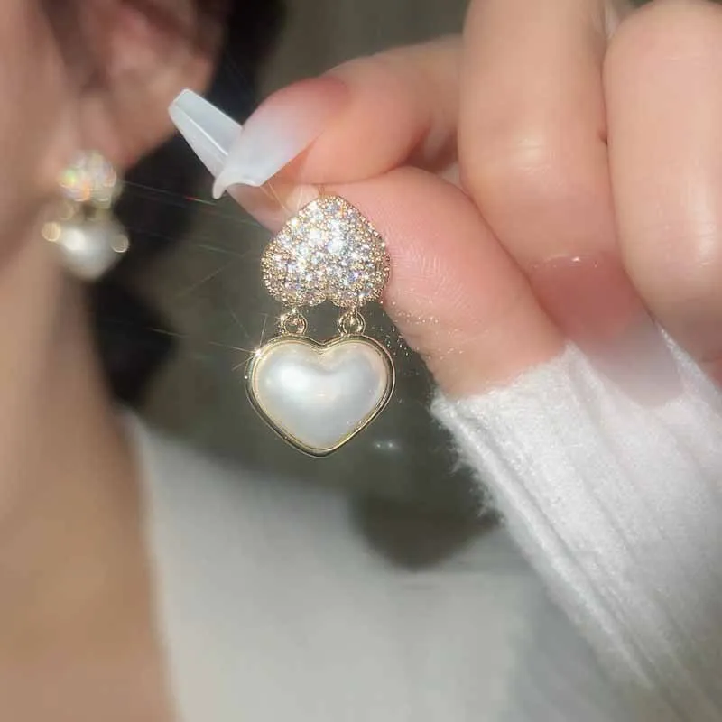 2023 New Inlaid Zircon Colored Love Pearl Earrings For Women Personality Fashion Luxury Earrings Wedding Jewelry Birthday Gifts
2023 New Inlaid Zircon Colored Love Pearl Earrings For Women Personality Fashion Luxury Earrings Wedding Jewelry Birthday Gifts