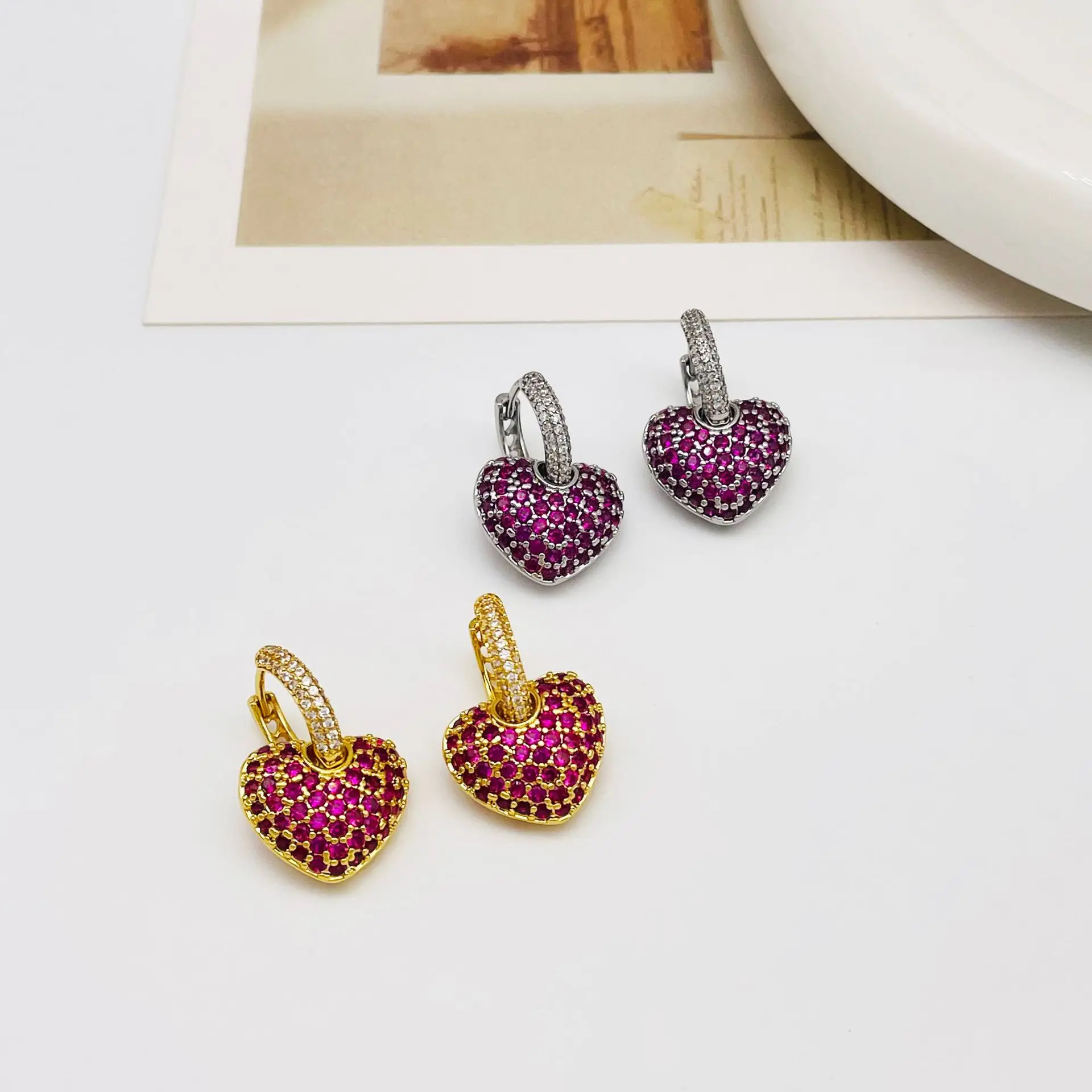 Love Ear Buckle Hollow Copper Inlaid Zircon Women's Earrings 3D Peach Heart Ear Ornaments Small Design Sense Earrings for Women
Love Ear Buckle Hollow Copper Inlaid Zircon Women's Earrings 3D Peach Heart Ear Ornaments Small Design Sense Earrings for Women
