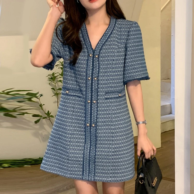 Summer Short Dress Korean Fashion Elegant V-neck Heavy Industry Metal Single-breasted Denim Pattern Design Short-sleeved Dresses
Summer Short Dress Korean Fashion Elegant V-neck Heavy Industry Metal Single-breasted Denim Pattern Design Short-sleeved Dresses