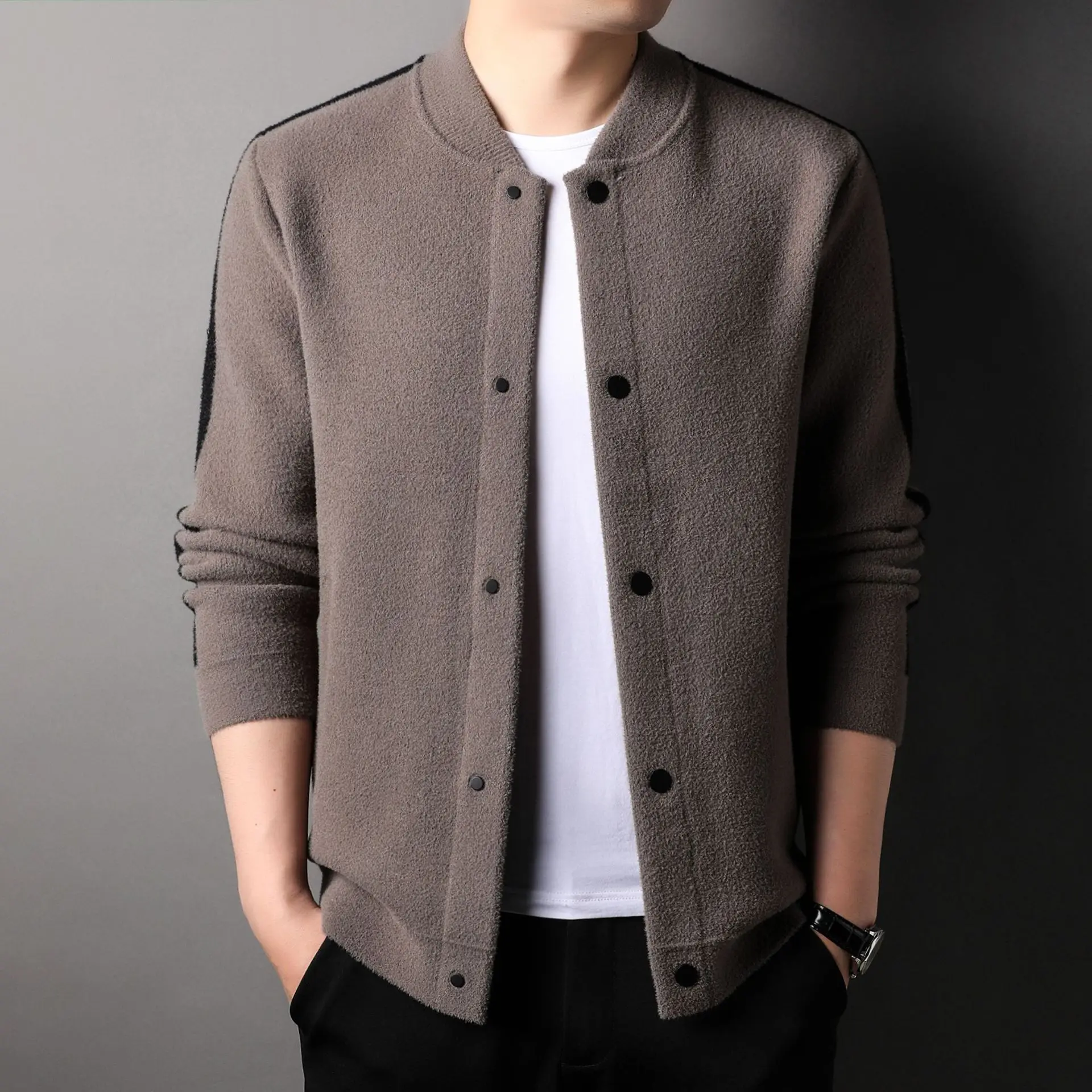 Autumn men's cardigan trend stand-up collar knitted sweater jacket fashion new young and middle-aged single-breasted dad outfit
Autumn men's cardigan trend stand-up collar knitted sweater jacket fashion new young and middle-aged single-breasted dad outfit