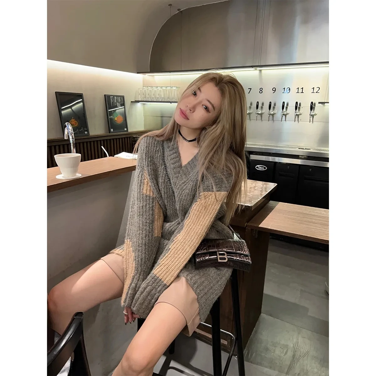 V-Neck Sweaters Soft Knit Wear Loose Lazy Urbane Fashion Women Sweaters 2022 Aesthetic Design Free Shipping
V-Neck Sweaters Soft Knit Wear Loose Lazy Urbane Fashion Women Sweaters 2022 Aesthetic Design Free Shipping