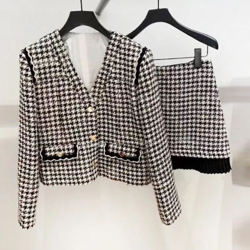 Houndstooth Tweed Doll Collar Dress 2023 FallNew Houndstooth V-Neck Long Sleeve Top Skirt Suit Female High Quality Free Shipping
Houndstooth Tweed Doll Collar Dress 2023 FallNew Houndstooth V-Neck Long Sleeve Top Skirt Suit Female High Quality Free Shipping