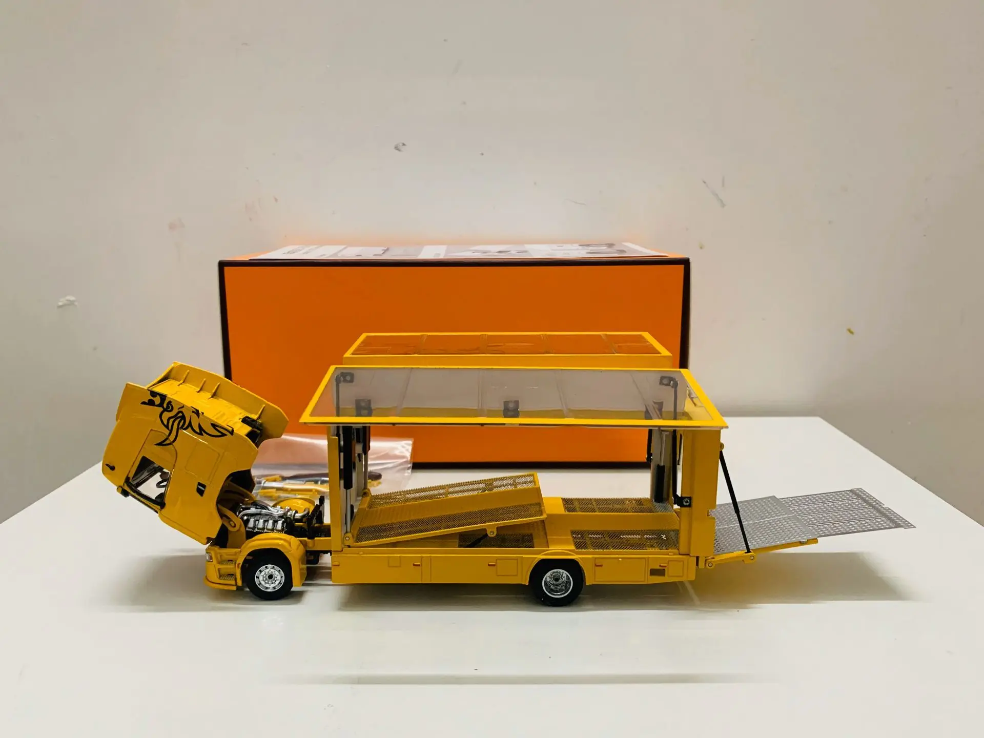 GCD Scania 730 S, закрытый двухпалубный буксировочный грузовик, масштаб 1/64, литые модели желтого цвета
GCD Scania 730 S, закрытый двухпалубный буксировочный грузовик, масштаб 1/64, литые модели желтого цвета