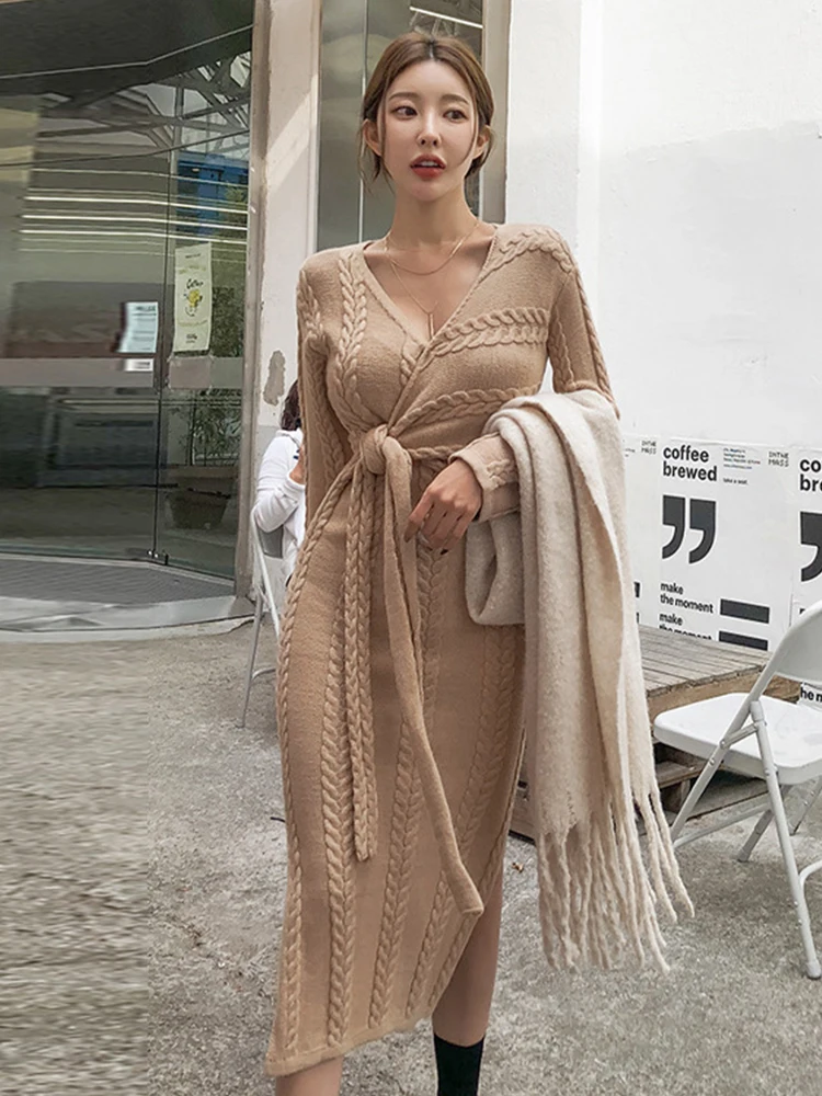 Женское трикотажное платье-свитер средней длины, с V-образным вырезом 
Женское трикотажное платье-свитер средней длины, с V-образным вырезом