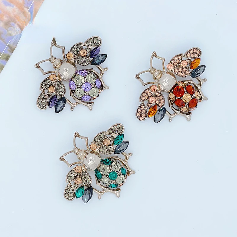 Retro Rhinestones Crystal Bee Brooch Luxury Metal Insect Lapel Pins Badge Suit Coat Corsage Brooches for Women Jewelry Gifts
Retro Rhinestones Crystal Bee Brooch Luxury Metal Insect Lapel Pins Badge Suit Coat Corsage Brooches for Women Jewelry Gifts
