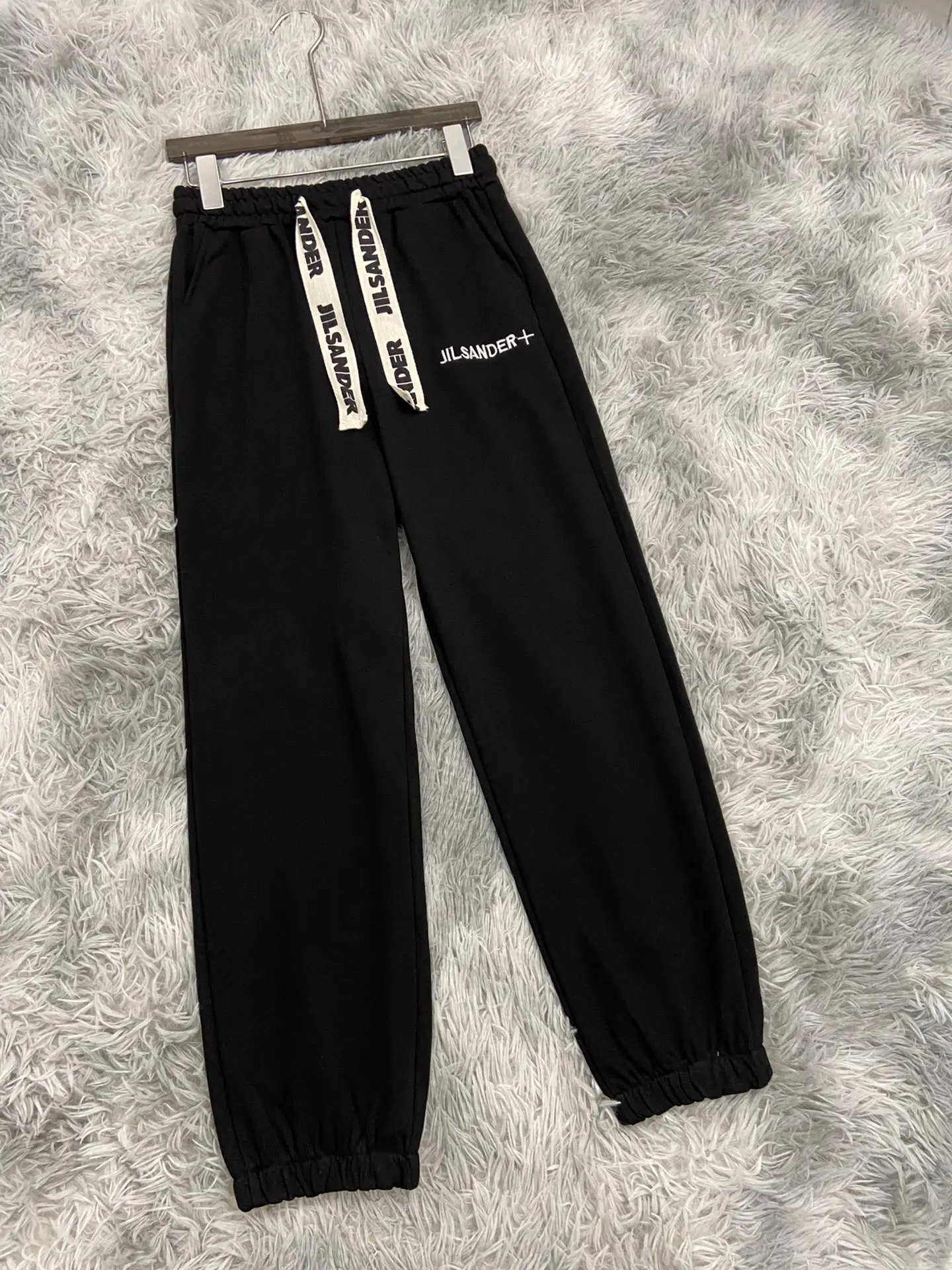 JIL SANDER Letter webbing wide leg pants 2022 spring new minimalist high waist drawstring straight pants
JIL SANDER Letter webbing wide leg pants 2022 spring new minimalist high waist drawstring straight pants