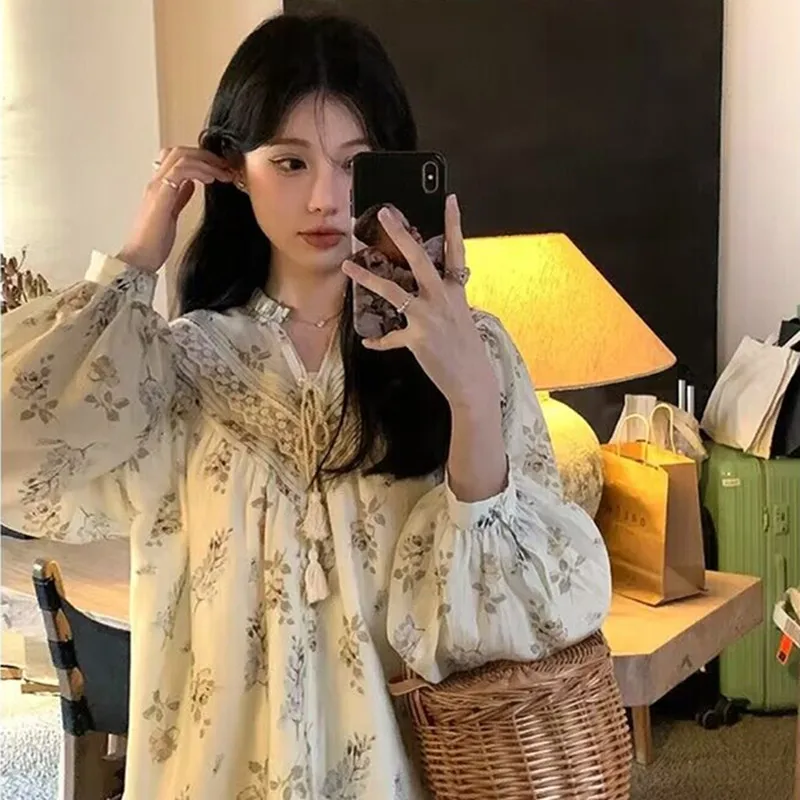 Spring And Autumn Goddess's New Retro French V-Neck Floral Hollow Shirt Ladies' Shirt Women's Blouses & Shirts Puff Sleeve
Spring And Autumn Goddess's New Retro French V-Neck Floral Hollow Shirt Ladies' Shirt Women's Blouses & Shirts Puff Sleeve