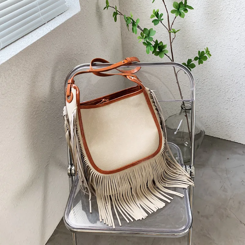 Fashion frosted tassel bucket bag single shoulder portable armpit bag women's 2022 new trend
Fashion frosted tassel bucket bag single shoulder portable armpit bag women's 2022 new trend