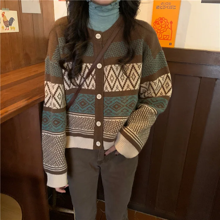 Autumn and Winter New Women's Japan and South Korea Retro Style Mixed Color Design Short Section Long-Sleeved Knitted Cardigan
Autumn and Winter New Women's Japan and South Korea Retro Style Mixed Color Design Short Section Long-Sleeved Knitted Cardigan