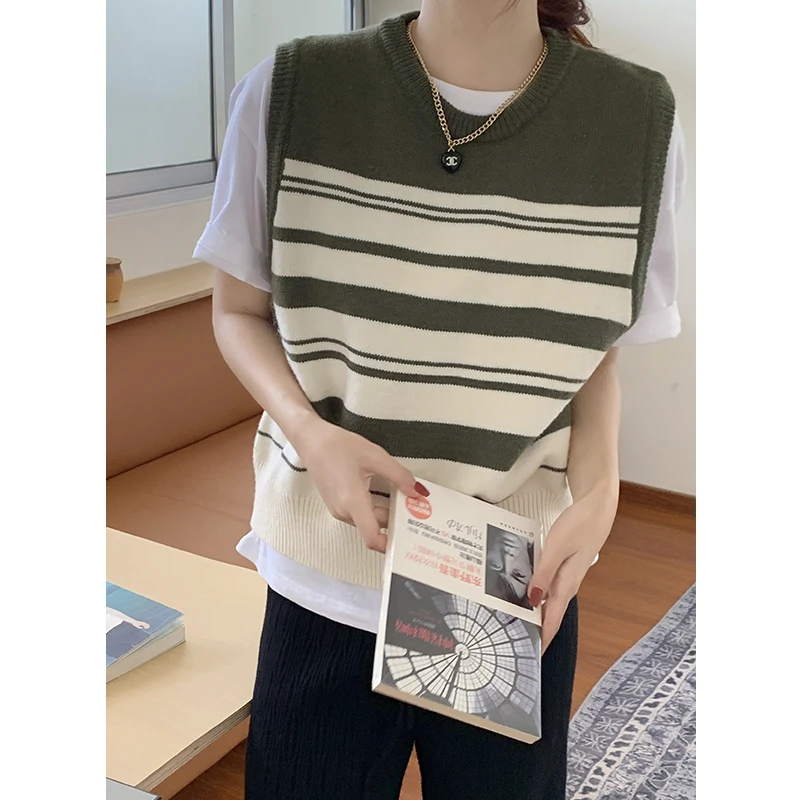 Autumn New Retro Korean Version of the Fashion Temperament Versatile Stripes Simple Round Neck Knitted Women's Vest Undershirt
Autumn New Retro Korean Version of the Fashion Temperament Versatile Stripes Simple Round Neck Knitted Women's Vest Undershirt