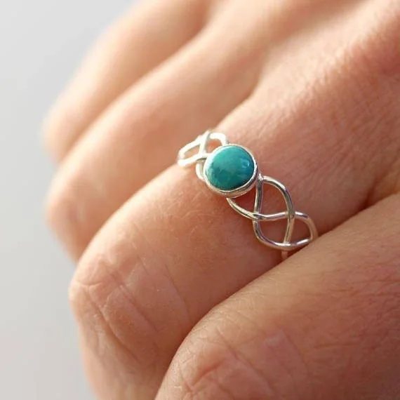 Hot Selling New Twisted Rope Turquoise Ring Women's European And American Creative 14k Gold Plated Hand Jewelry
Hot Selling New Twisted Rope Turquoise Ring Women's European And American Creative 14k Gold Plated Hand Jewelry