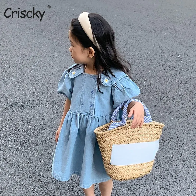 Платье детское демисезонное с цветочной вышивкой и коротким рукавом 
Платье детское демисезонное с цветочной вышивкой и коротким рукавом