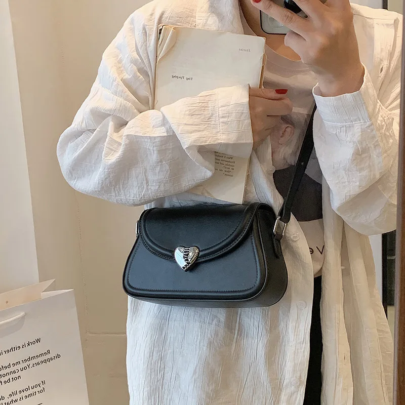 French shoulder bag 2023 unique love lock design fashion simple style advanced sense underarm bag girl the street single product
French shoulder bag 2023 unique love lock design fashion simple style advanced sense underarm bag girl the street single product