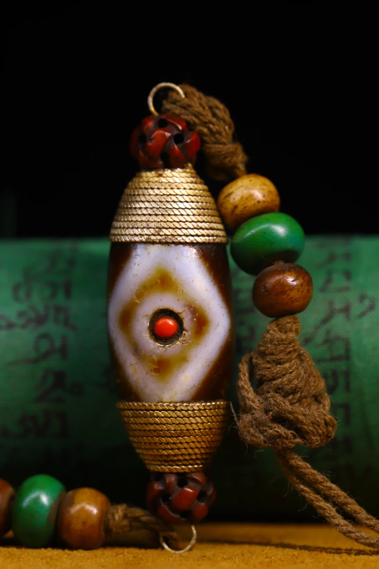 3" Tibetan Temple Collection old natural agate filigree mosaic gem Dzi Beads Vajra nine eyeballs Amulet pendant Town house
3" Tibetan Temple Collection old natural agate filigree mosaic gem Dzi Beads Vajra nine eyeballs Amulet pendant Town house