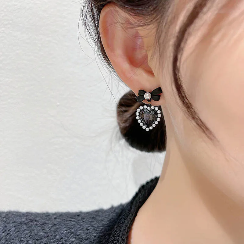 Vintage Women Heart Shape Cute Drop Earrings Fashion Black Crystal Love Statement Earings for Women 2022 Trend Jewelry Gifts
Vintage Women Heart Shape Cute Drop Earrings Fashion Black Crystal Love Statement Earings for Women 2022 Trend Jewelry Gifts