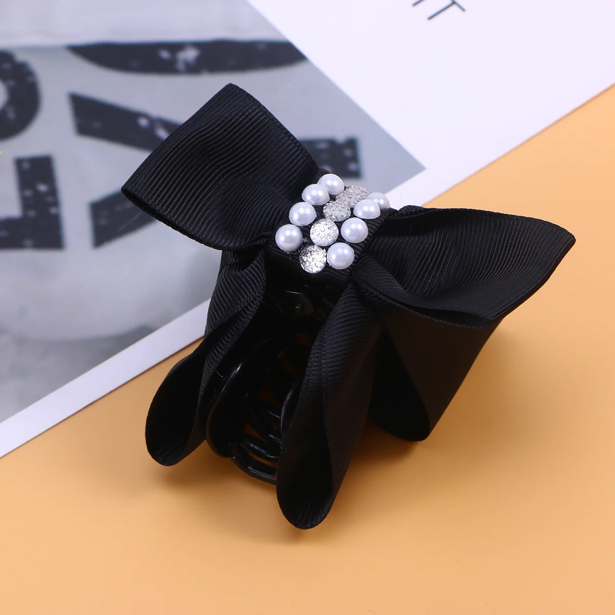 Женский зажим для волос с бантом и жемчугом 
Женский зажим для волос с бантом и жемчугом