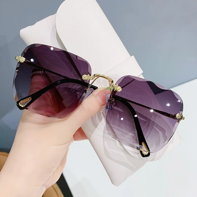 Classic Rimless Round Sunglasses For Women Sexy Gradient Oversized Sun Glasses Female Vintage Outdoor Big Frame GogglesUV400
Classic Rimless Round Sunglasses For Women Sexy Gradient Oversized Sun Glasses Female Vintage Outdoor Big Frame GogglesUV400
