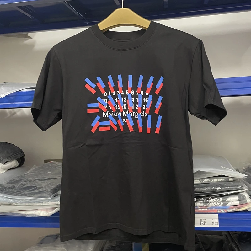23ss Summer Mm6 Margiela T-shirt Daily Casual Men Women High Quality Print Short Sleeves American High Street Crewneck Top Tee
23ss Summer Mm6 Margiela T-shirt Daily Casual Men Women High Quality Print Short Sleeves American High Street Crewneck Top Tee