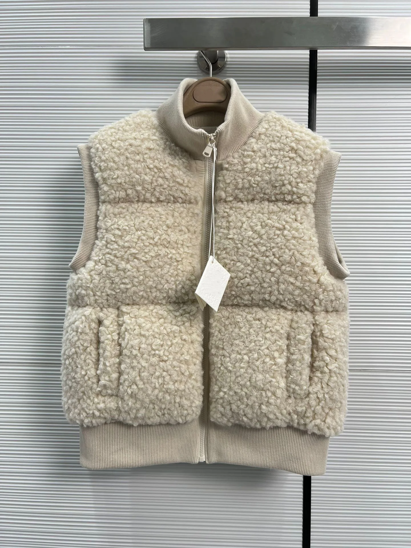 2023Milk Huhu teddy velvet down vest soft soft waxy waxy cute and fashionable, warm winter essential items9.23
2023Milk Huhu teddy velvet down vest soft soft waxy waxy cute and fashionable, warm winter essential items9.23