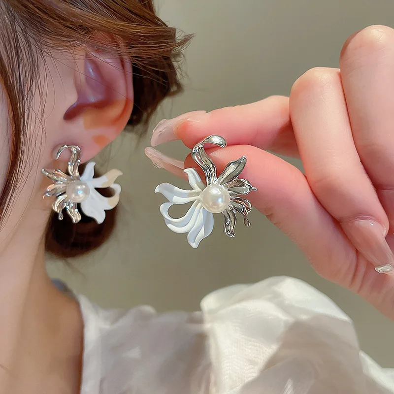 2022 Japan Korean New Design Pearl Flower Stud Earrings For Women Fashion Jewelry Wedding Brincos Gifts Wholesale
2022 Japan Korean New Design Pearl Flower Stud Earrings For Women Fashion Jewelry Wedding Brincos Gifts Wholesale
