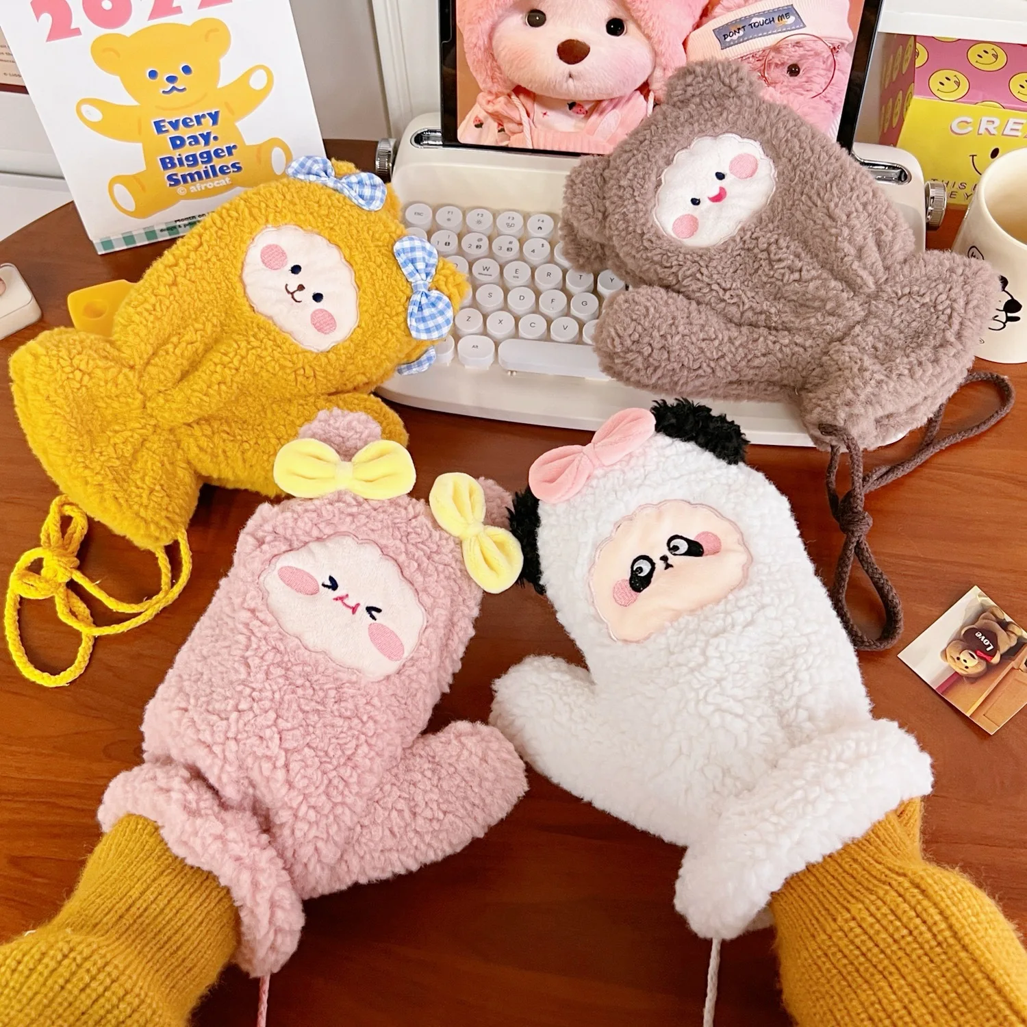 Женские модные милые варежки в форме медведя с бантом зимние женские шерстяные кашемировые бархатные утолщенные теплые перчатки с закрытыми пальцами Guantes 
Женские модные милые варежки в форме медведя с бантом зимние женские шерстяные кашемировые бархатные утолщенные теплые перчатки с закрытыми пальцами Guantes