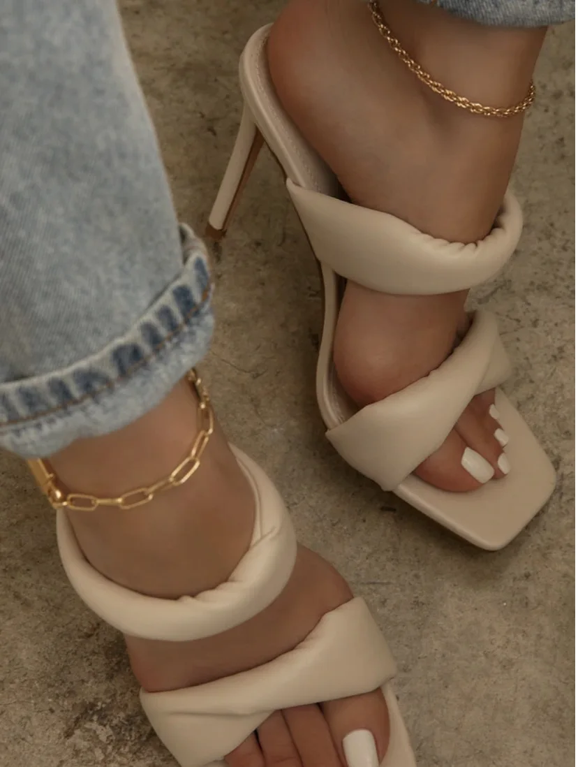 2022 New large size simple personality leather stiletto with drill square head rubber fashion sandals
2022 New large size simple personality leather stiletto with drill square head rubber fashion sandals