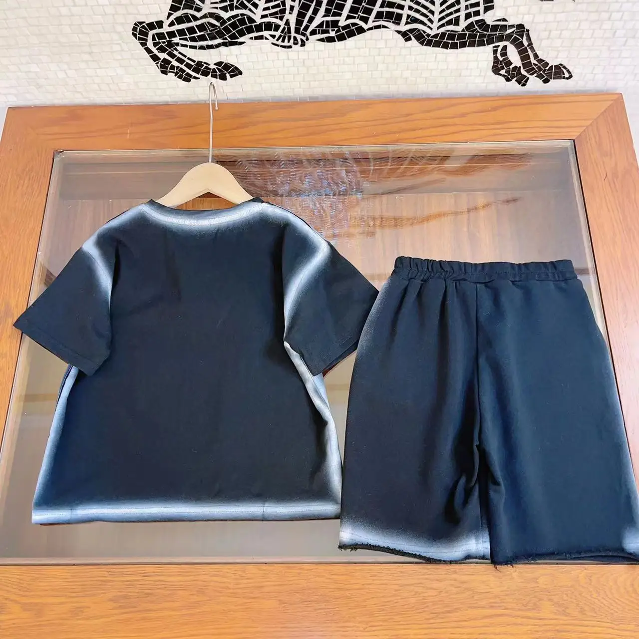 Children's clothing spray painting stripe short sleeve boys' sports suit summer casual loose T-shirt+shorts two-piece set
Children's clothing spray painting stripe short sleeve boys' sports suit summer casual loose T-shirt+shorts two-piece set