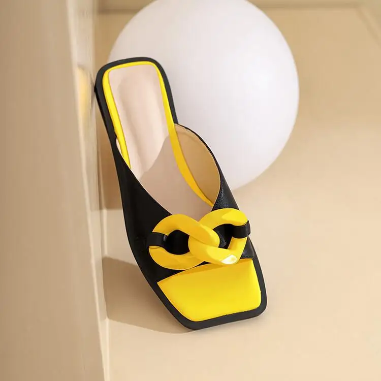 Туфли из искусственной кожи на низком каблуке
Туфли из искусственной кожи на низком каблуке