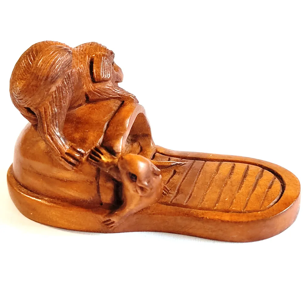 Y8447 - 2 " Hand Carved Boxwood Netsuke Carving Figurine - Mouse and Dog on Shoe
Y8447 - 2 " Hand Carved Boxwood Netsuke Carving Figurine - Mouse and Dog on Shoe